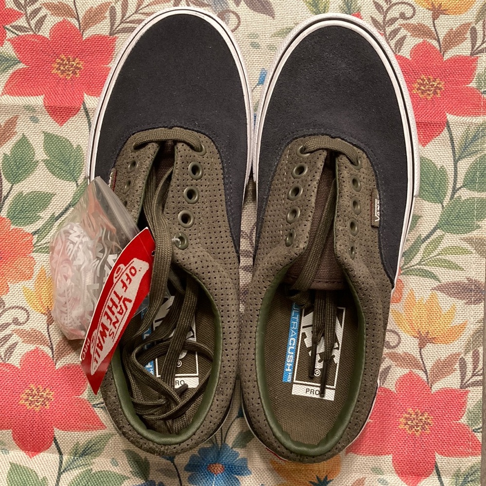 NWT Vans. Size 6.5 mens/8 women’s